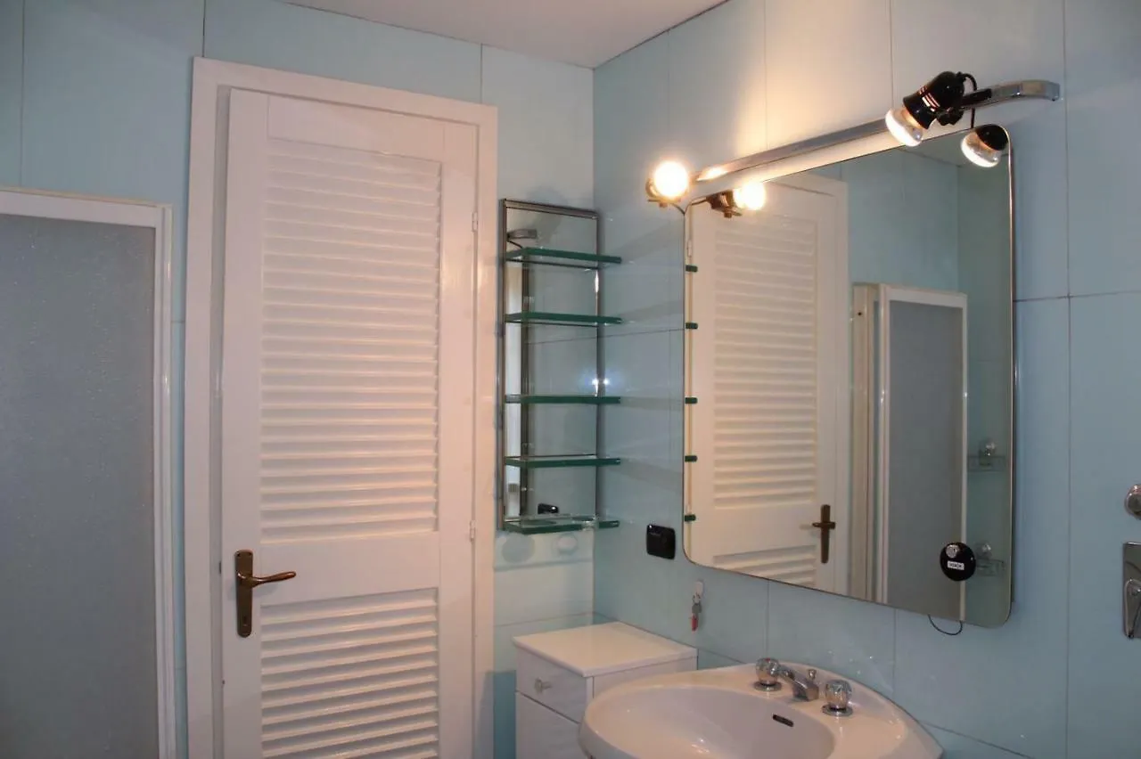 Downtown Apartment Милан 0*,  Италия